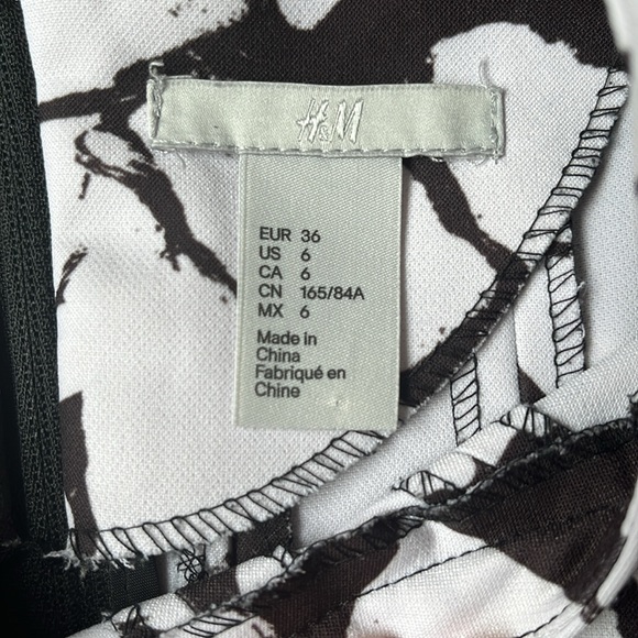 H&M Abstract Print Midi Dress w/ pockets - Picture 2 of 4